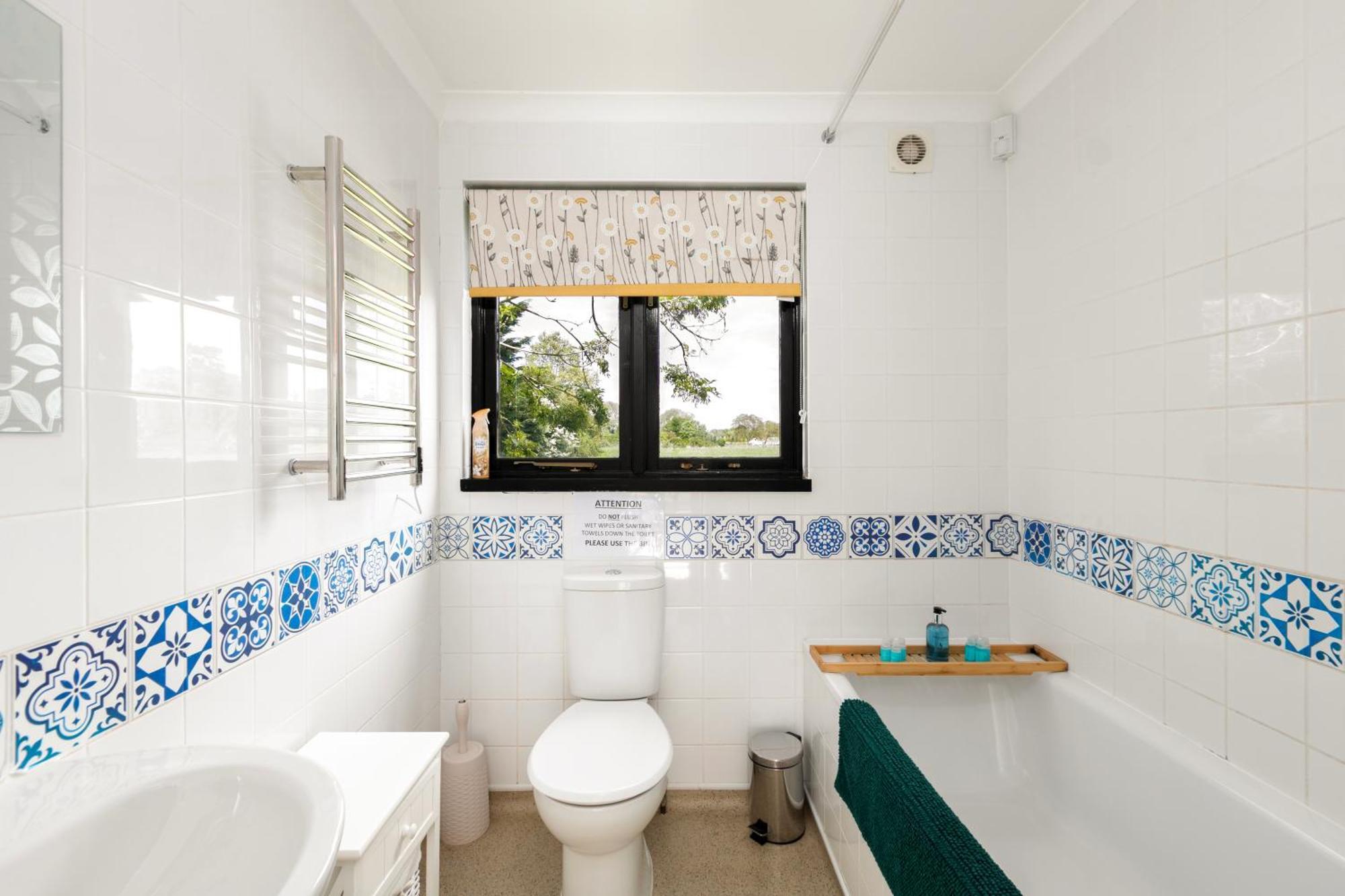 בריי Rural Lodge Stay In Windsor! Hot Tub! Sleeps 20 מראה חיצוני תמונה